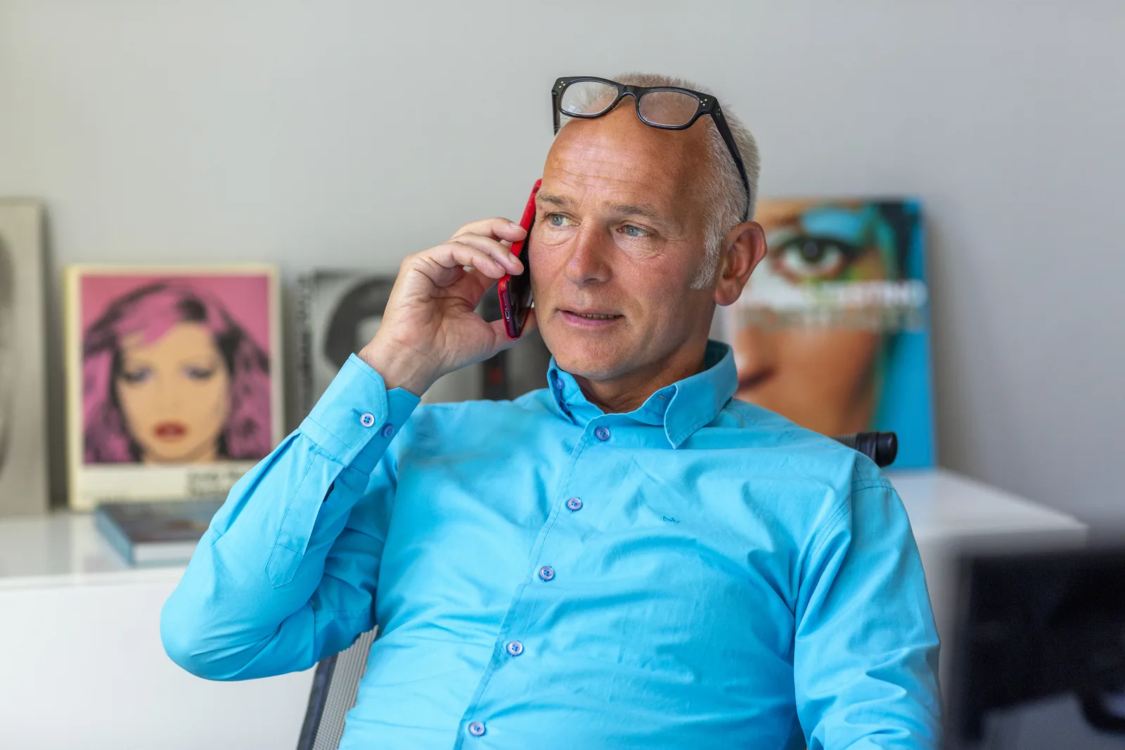 Henk-Jan van Harten aan het werk achter zijn bureau